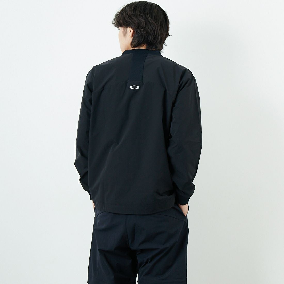 OAKLEY [オークリー] プルオーバーウインドジャケット [FOA408139] 02E BLACKO &&モデル身長：179cm 着用サイズ：S&&