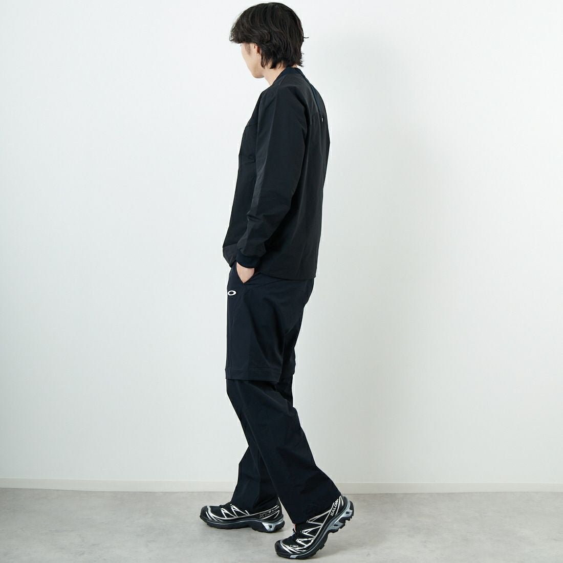 OAKLEY [オークリー] プルオーバーウインドジャケット [FOA408139] 02E BLACKO &&モデル身長：179cm 着用サイズ：S&&