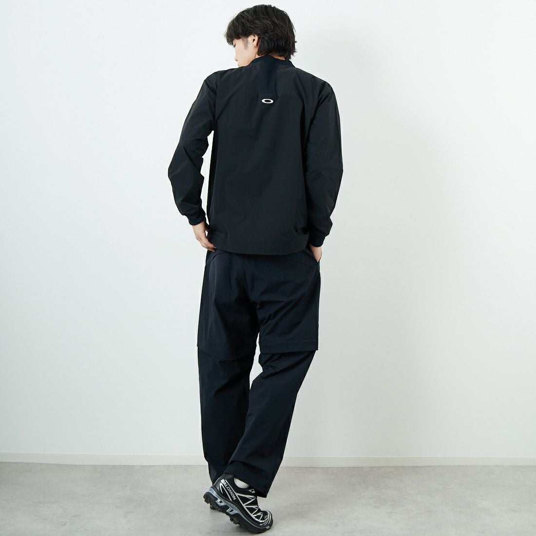OAKLEY [オークリー] プルオーバーウインドジャケット [FOA408139] 02E BLACKO &&モデル身長：179cm 着用サイズ：S&&