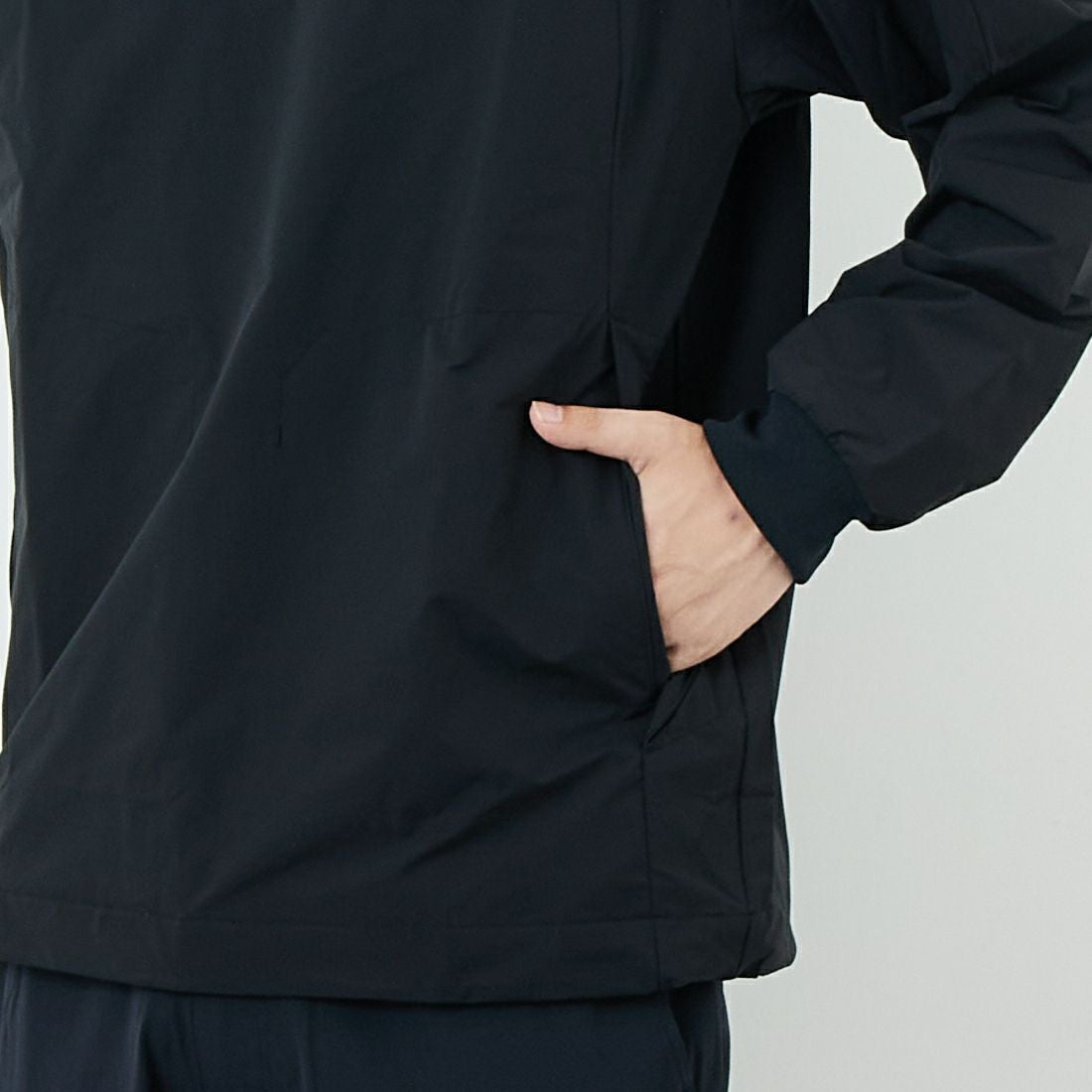 OAKLEY [オークリー] プルオーバーウインドジャケット [FOA408139] 02E BLACKO &&モデル身長：179cm 着用サイズ：S&&