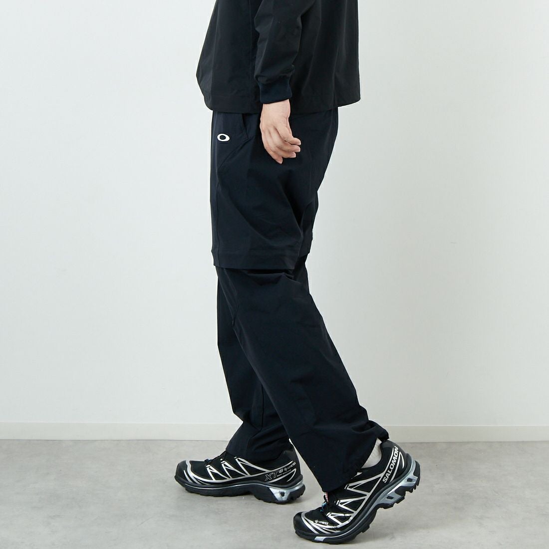 OAKLEY [オークリー] デタッチャブル ワイド ストレート [FOA408148] 02E BLACKO &&モデル身長：179cm 着用サイズ：M&&