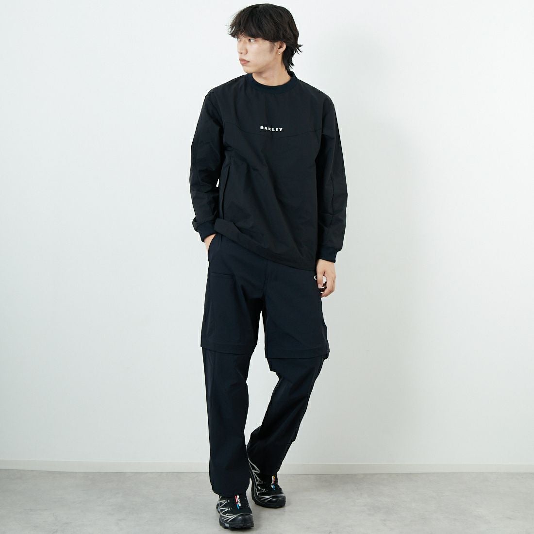 OAKLEY [オークリー] デタッチャブル ワイド ストレート [FOA408148] 02E BLACKO &&モデル身長：179cm 着用サイズ：M&&