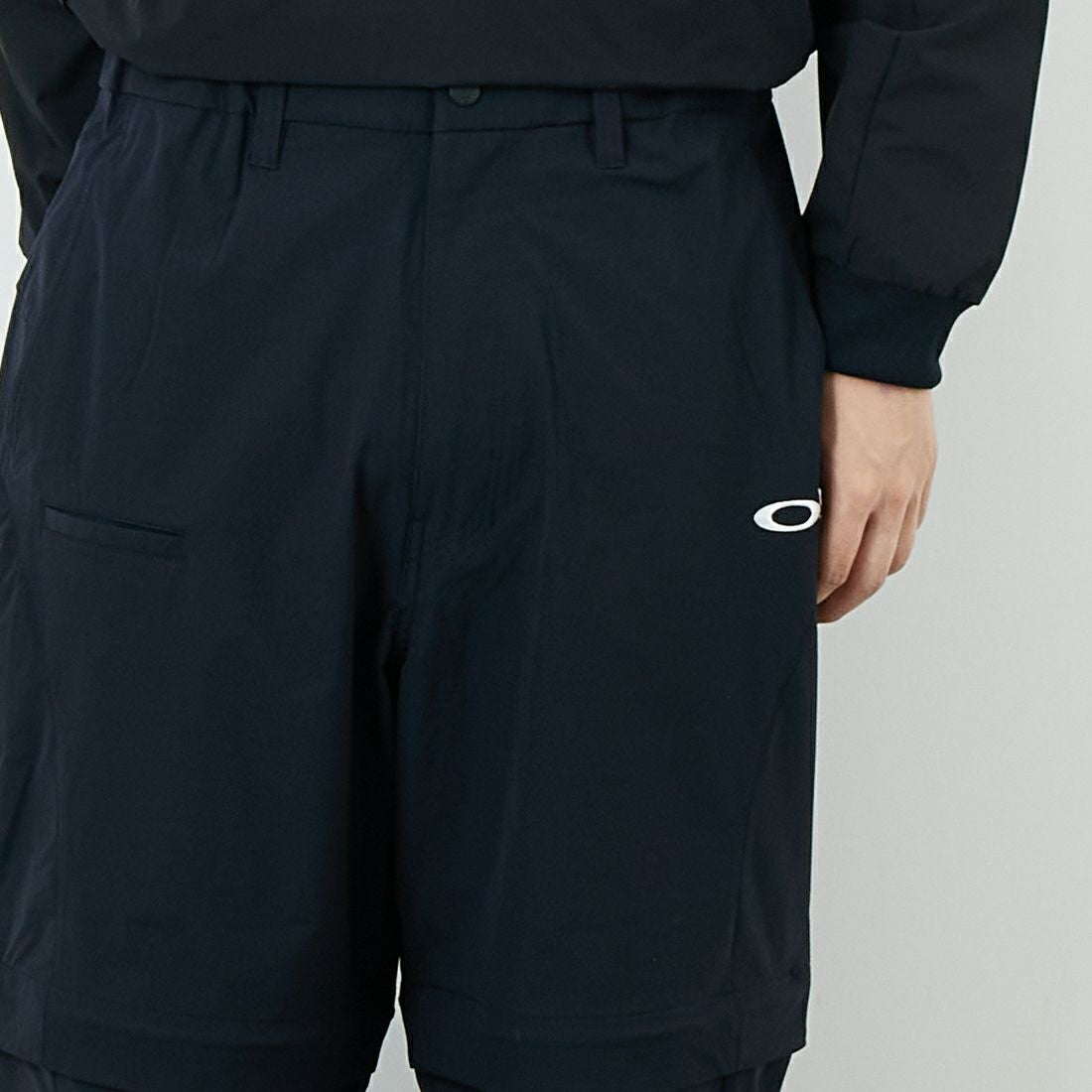 OAKLEY [オークリー] デタッチャブル ワイド ストレート [FOA408148] 02E BLACKO &&モデル身長：179cm 着用サイズ：M&&