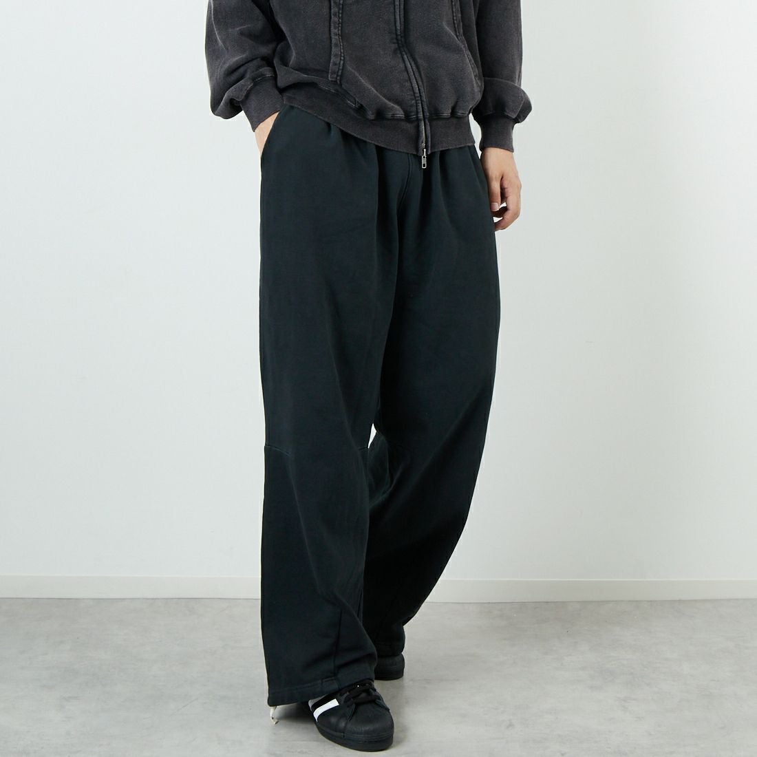 Jeans Factory Clothes [ジーンズファクトリークローズ] ピグメント ヘビー裏毛 バレルスウェットパンツ [2523-466IN] BLACK &&モデル身長：179cm 着用サイズ：L&&
