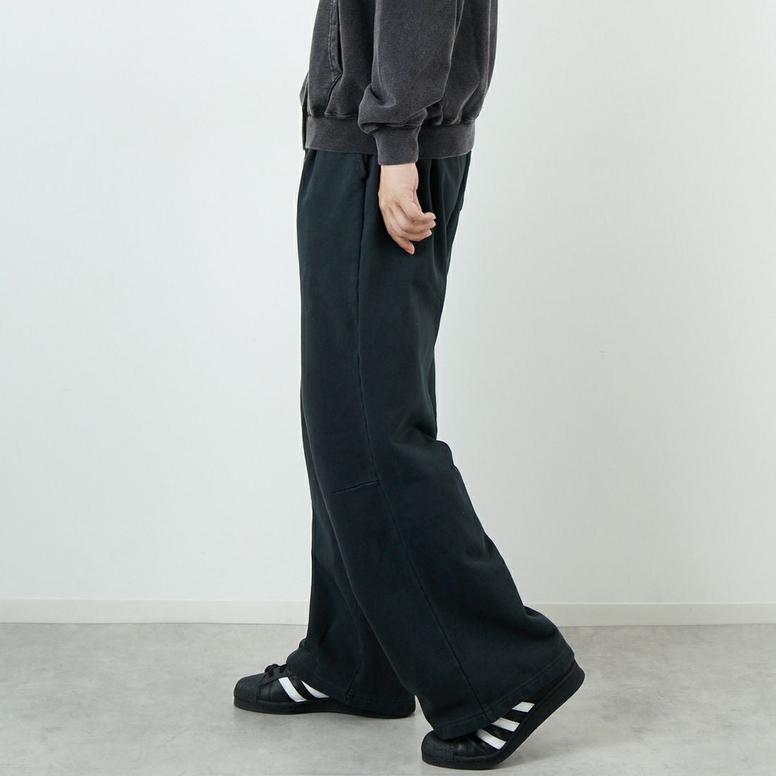 Jeans Factory Clothes [ジーンズファクトリークローズ] ピグメント ヘビー裏毛 バレルスウェットパンツ [2523-466IN] BLACK &&モデル身長：179cm 着用サイズ：L&&