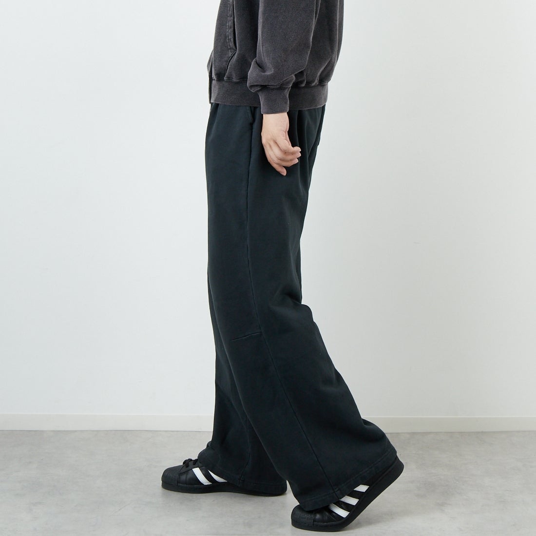 Jeans Factory Clothes [ジーンズファクトリークローズ] ピグメント ヘビー裏毛 バレルスウェットパンツ [2523-466IN] BLACK &&モデル身長：179cm 着用サイズ：L&&