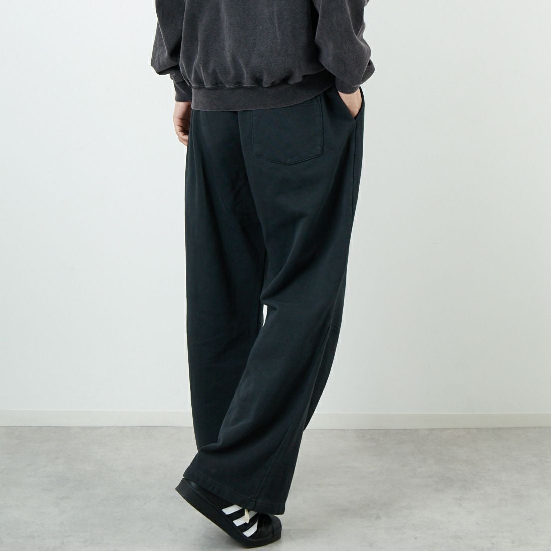 Jeans Factory Clothes [ジーンズファクトリークローズ] ピグメント ヘビー裏毛 バレルスウェットパンツ [2523-466IN] BLACK &&モデル身長：179cm 着用サイズ：L&&