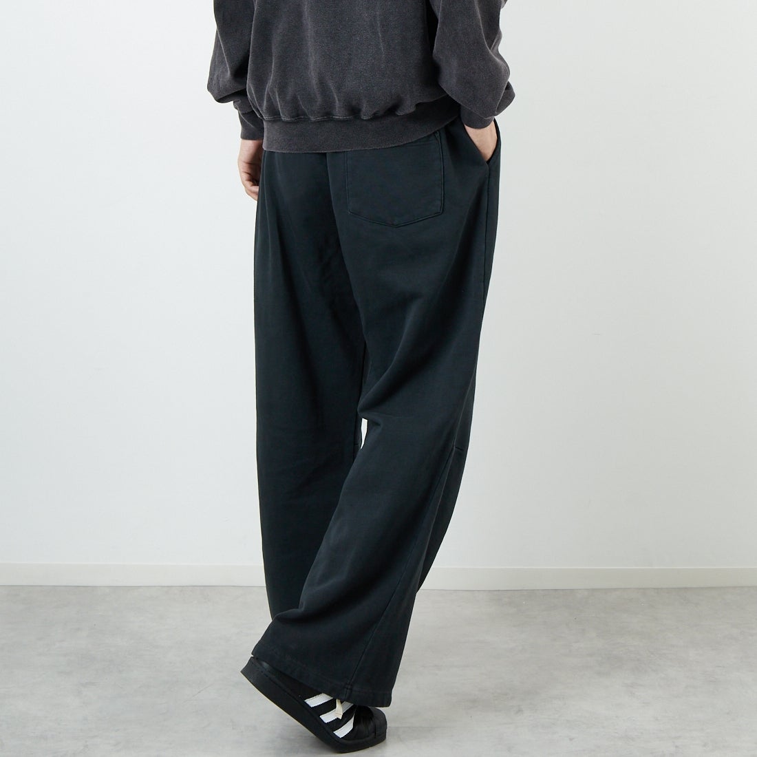Jeans Factory Clothes [ジーンズファクトリークローズ] ピグメント ヘビー裏毛 バレルスウェットパンツ [2523-466IN] BLACK &&モデル身長：179cm 着用サイズ：L&&