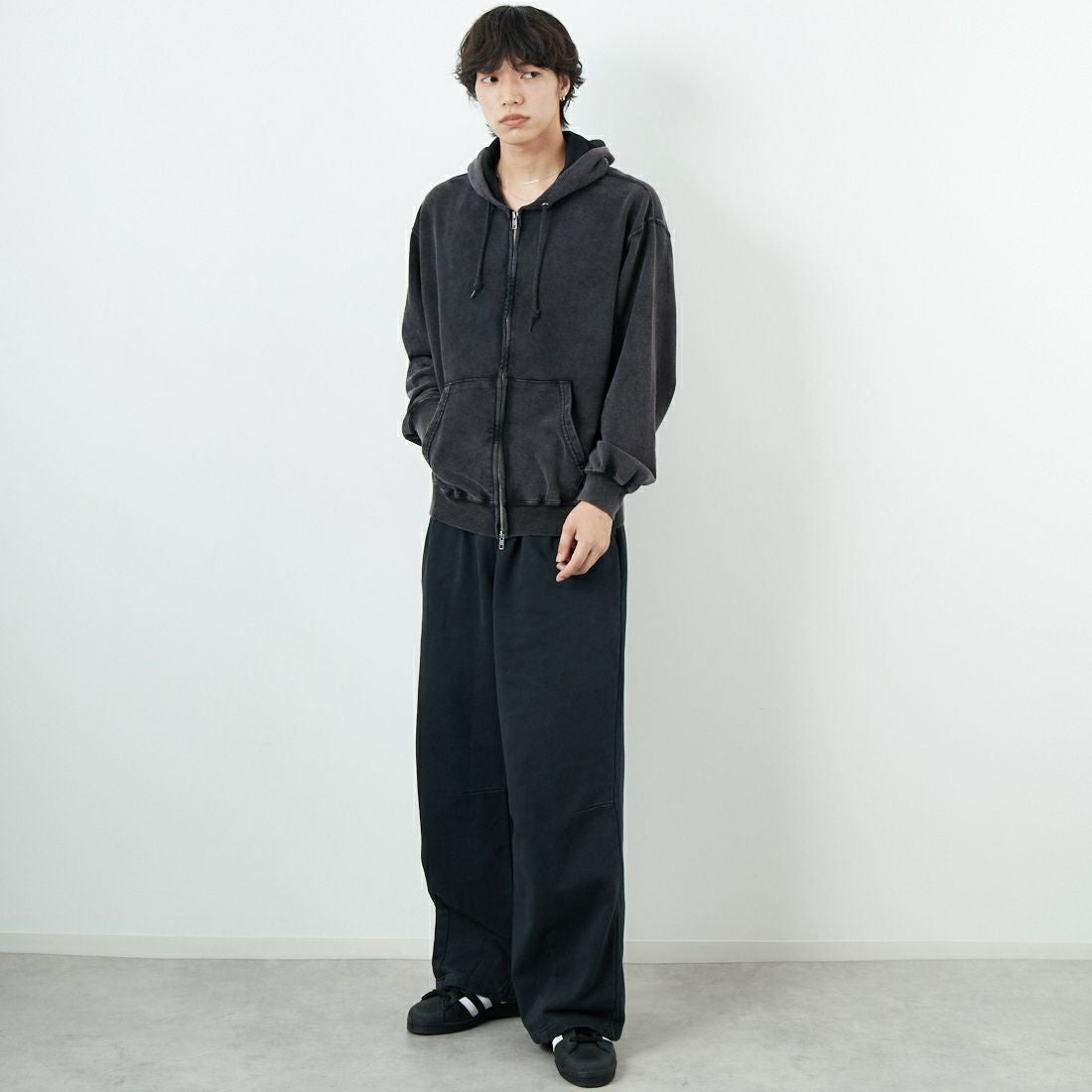 Jeans Factory Clothes [ジーンズファクトリークローズ] ピグメント ヘビー裏毛 バレルスウェットパンツ [2523-466IN] BLACK &&モデル身長：179cm 着用サイズ：L&&