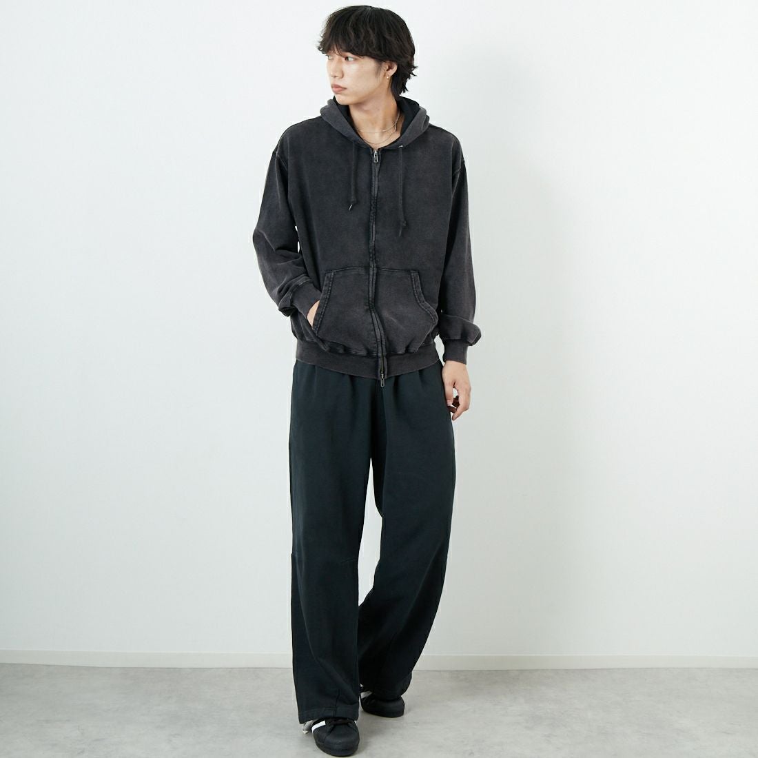 Jeans Factory Clothes [ジーンズファクトリークローズ] ピグメント ヘビー裏毛 バレルスウェットパンツ [2523-466IN] BLACK &&モデル身長：179cm 着用サイズ：L&&
