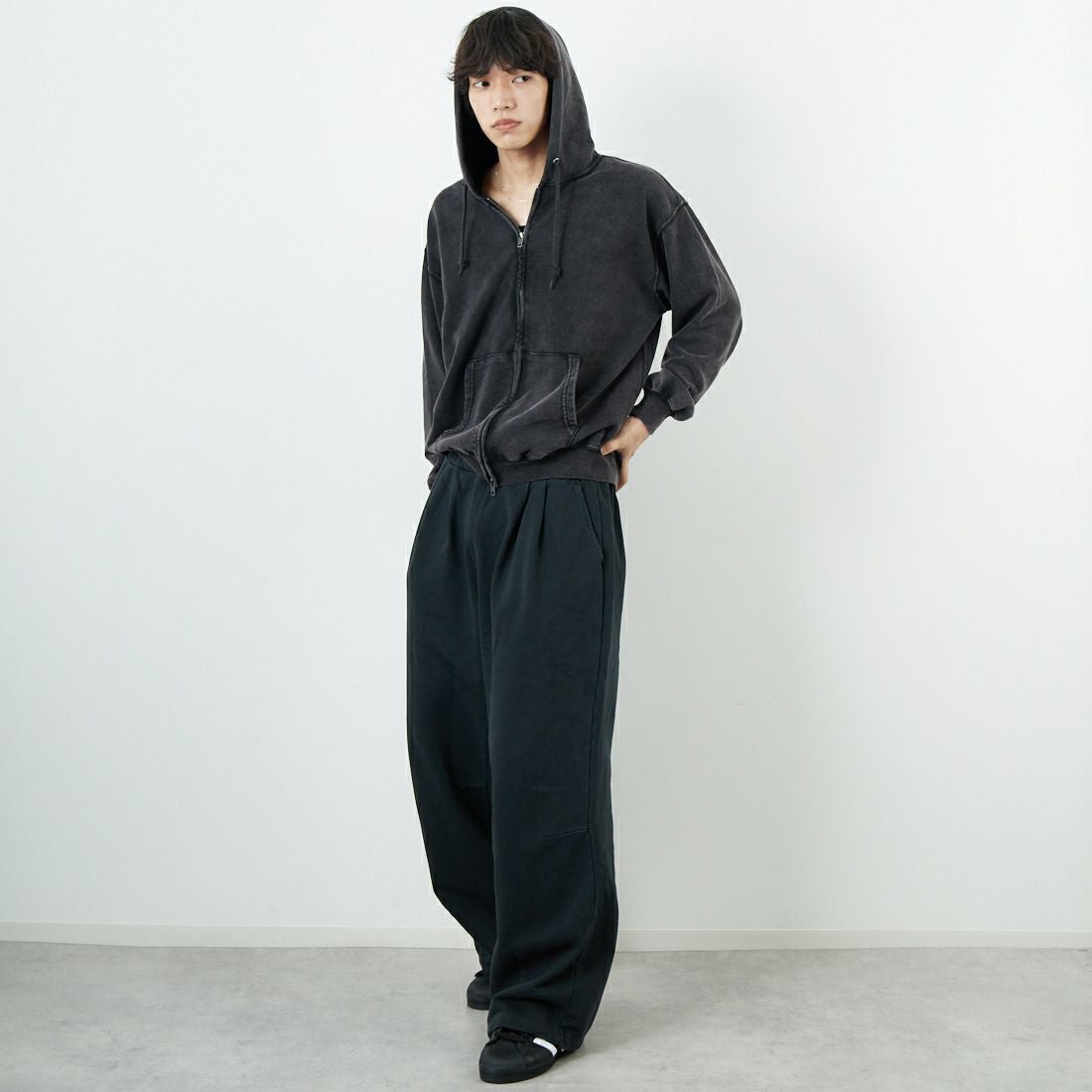 Jeans Factory Clothes [ジーンズファクトリークローズ] ピグメント ヘビー裏毛 バレルスウェットパンツ [2523-466IN] BLACK &&モデル身長：179cm 着用サイズ：L&&
