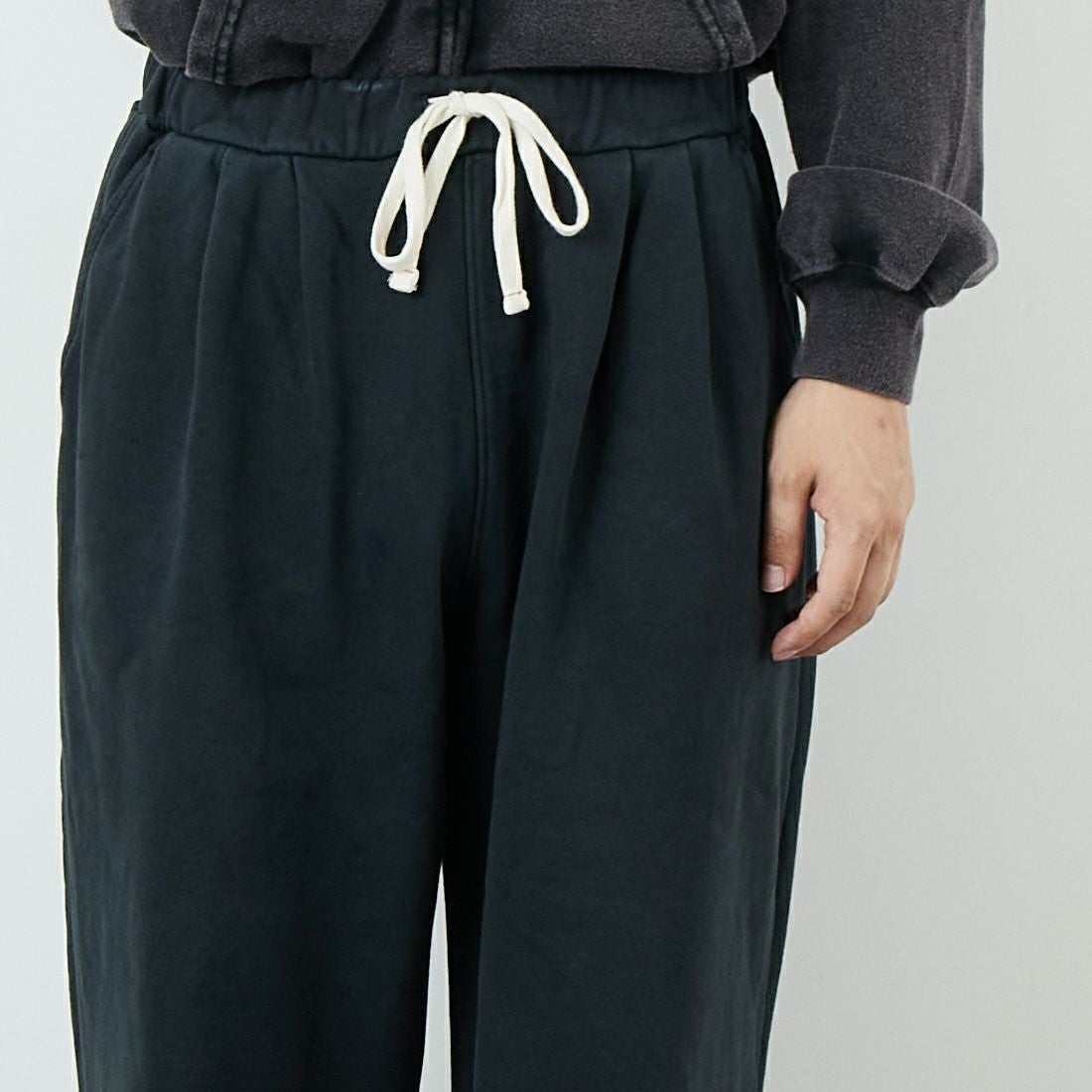 Jeans Factory Clothes [ジーンズファクトリークローズ] ピグメント ヘビー裏毛 バレルスウェットパンツ [2523-466IN] BLACK &&モデル身長：179cm 着用サイズ：L&&