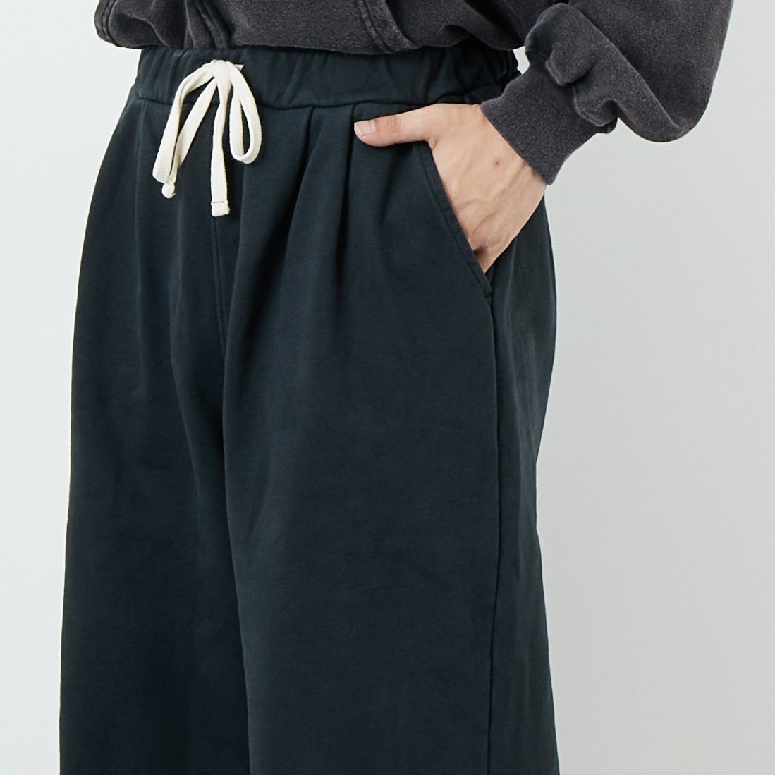 Jeans Factory Clothes [ジーンズファクトリークローズ] ピグメント ヘビー裏毛 バレルスウェットパンツ [2523-466IN] BLACK &&モデル身長：179cm 着用サイズ：L&&