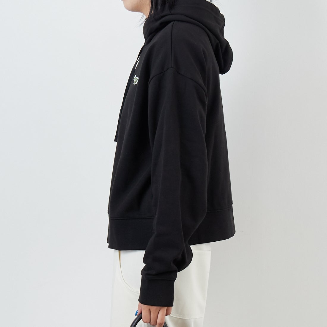 LACOSTE [ラコステ] ロゴパッチスウェットフーディ [SF7607] 031 BLACK &&モデル身長：167cm 着用サイズ：36&&