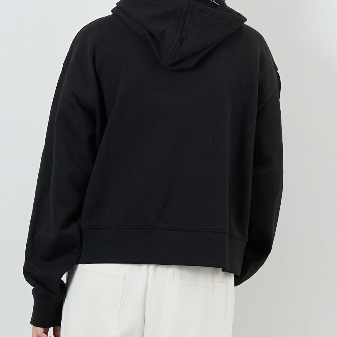 LACOSTE [ラコステ] ロゴパッチスウェットフーディ [SF7607] 031 BLACK &&モデル身長：167cm 着用サイズ：36&&