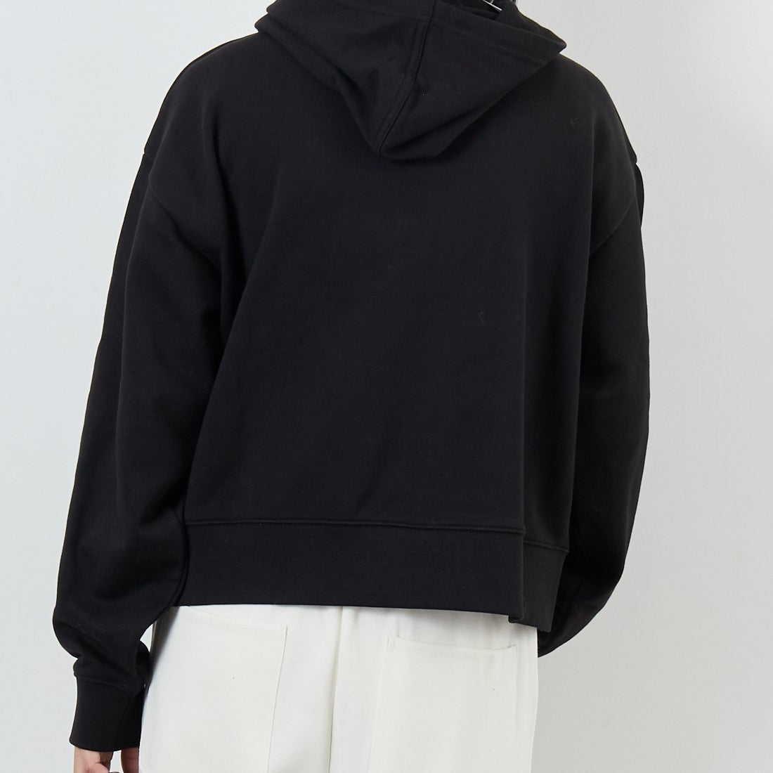LACOSTE [ラコステ] ロゴパッチスウェットフーディ [SF7607] 031 BLACK &&モデル身長：167cm 着用サイズ：36&&