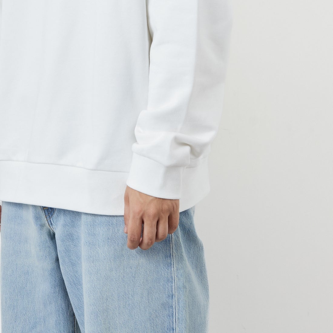 LACOSTE [ラコステ] エッセンシャルクルーネックスウェット [SH9801] 001 WHITE &&モデル身長：179cm 着用サイズ：6&&