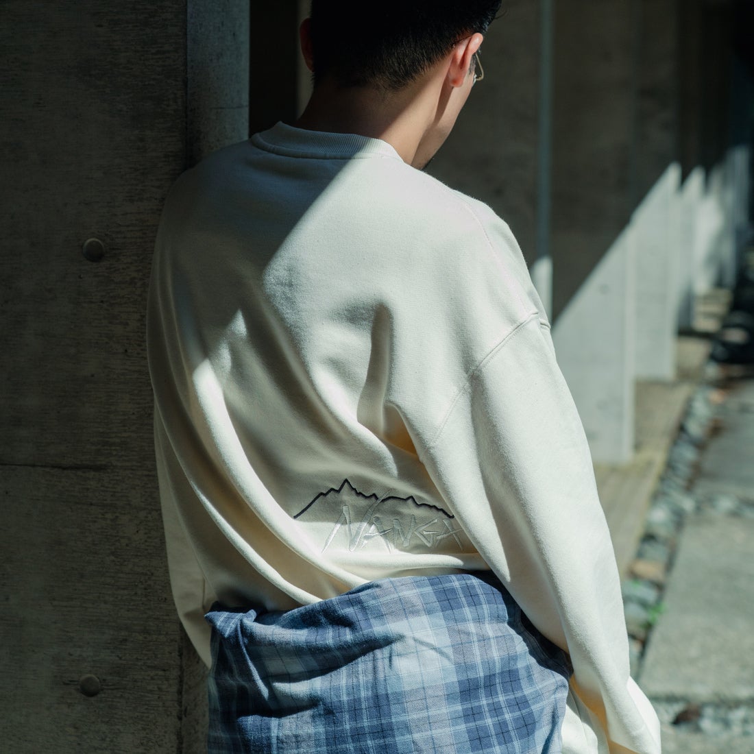 JEANSFACTORY × NANGA [ジーンズファクトリー × ナンガ] 別注 バック刺繍ロゴ クルーネックスウェット [NW2505-JF] WHITE &&モデル身長：168cm 着用サイズ：L&&