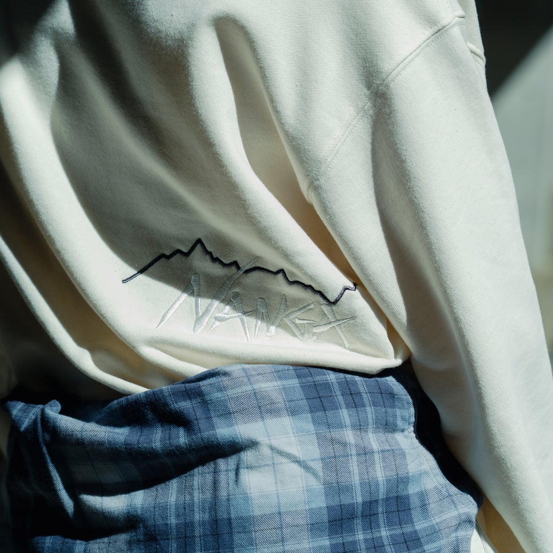 JEANSFACTORY × NANGA [ジーンズファクトリー × ナンガ] 別注 バック刺繍ロゴ クルーネックスウェット [NW2505-JF] WHITE