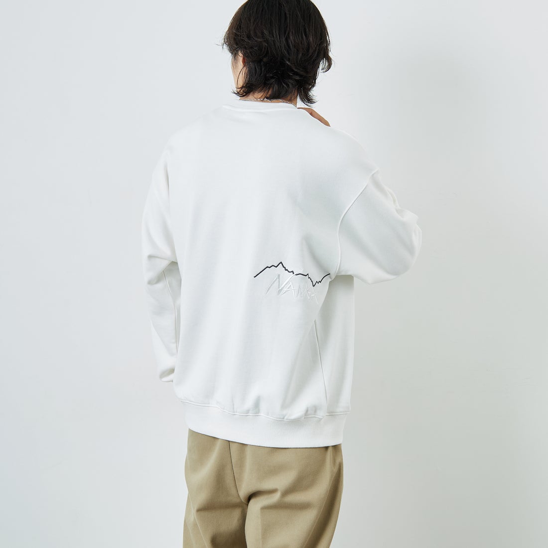 JEANSFACTORY × NANGA [ジーンズファクトリー × ナンガ] 別注 バック刺繍ロゴ クルーネックスウェット [NW2505-JF] WHITE &&モデル身長：179cm 着用サイズ：L&&