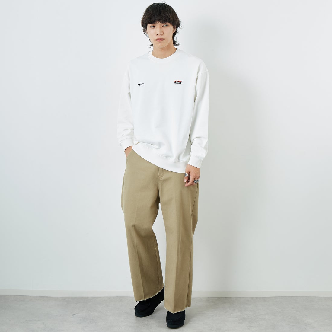 JEANSFACTORY × NANGA [ジーンズファクトリー × ナンガ] 別注 バック刺繍ロゴ クルーネックスウェット [NW2505-JF] WHITE &&モデル身長：179cm 着用サイズ：L&&