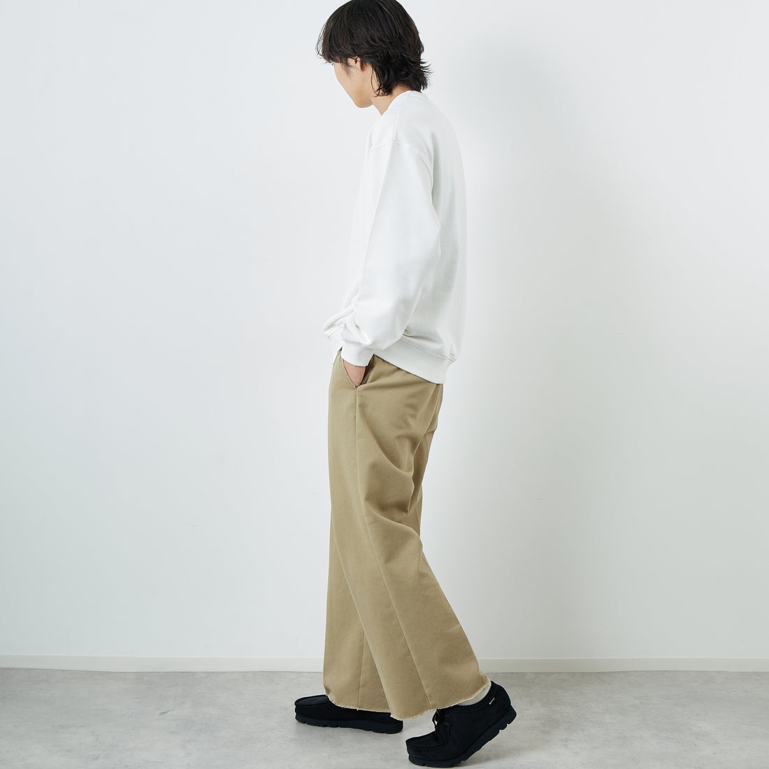 JEANSFACTORY × NANGA [ジーンズファクトリー × ナンガ] 別注 バック刺繍ロゴ クルーネックスウェット [NW2505-JF] WHITE &&モデル身長：179cm 着用サイズ：L&&