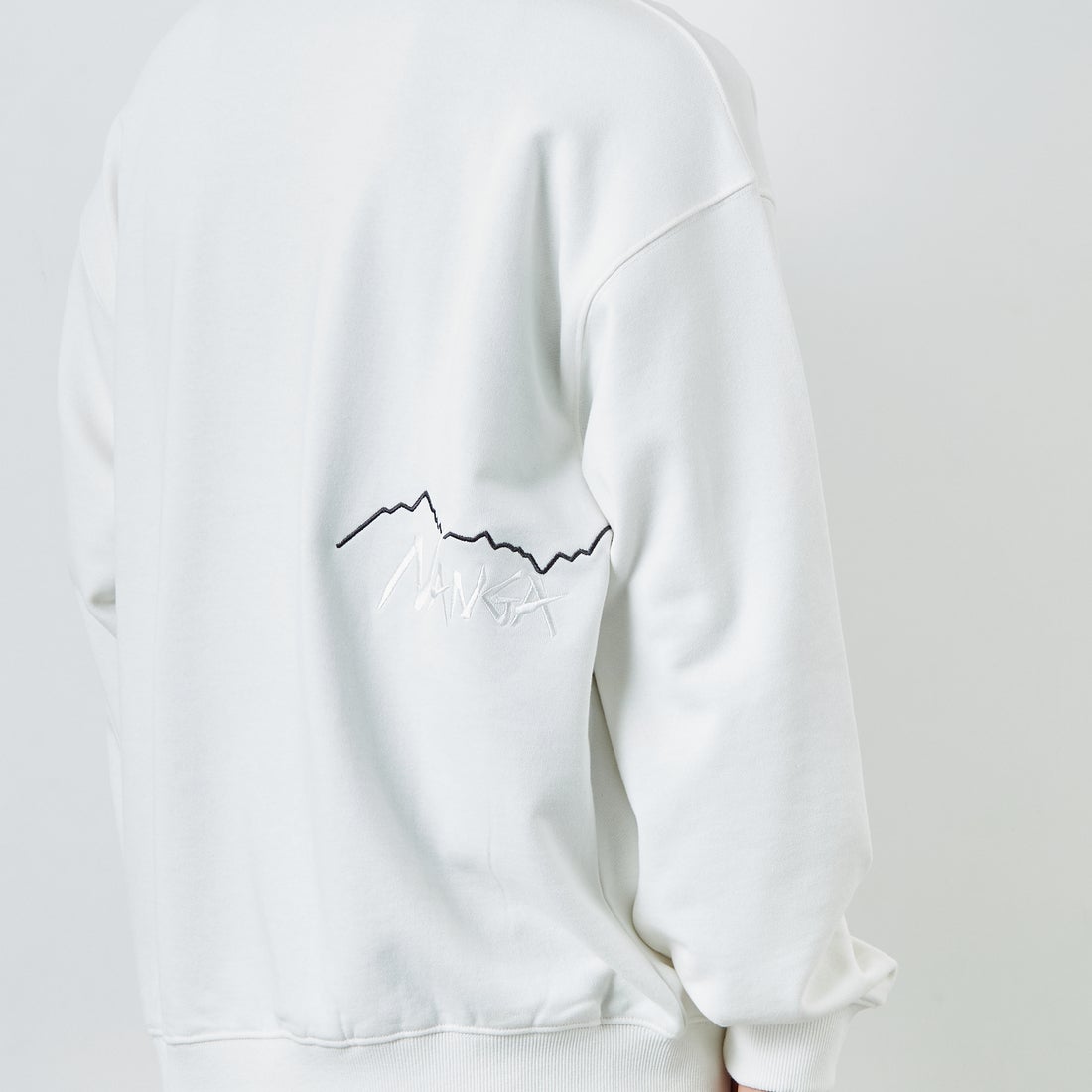 JEANSFACTORY × NANGA [ジーンズファクトリー × ナンガ] 別注 バック刺繍ロゴ クルーネックスウェット [NW2505-JF] WHITE