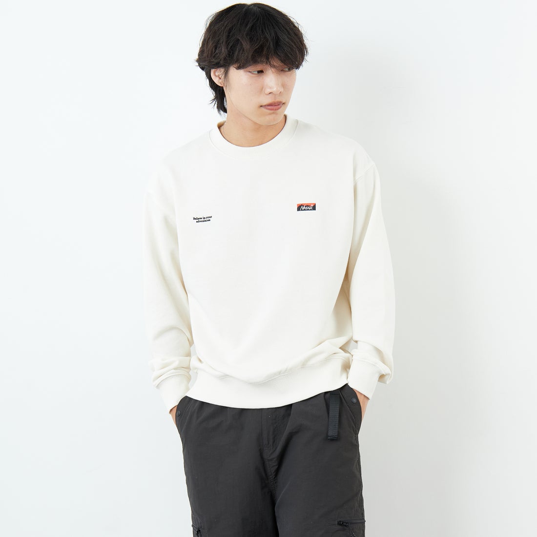 JEANSFACTORY × NANGA [ジーンズファクトリー × ナンガ] 別注 バック刺繍ロゴ クルーネックスウェット [NW2505-JF] WHITE &&モデル身長：179cm 着用サイズ：M&&