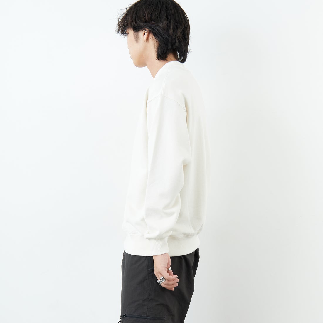 JEANSFACTORY × NANGA [ジーンズファクトリー × ナンガ] 別注 バック刺繍ロゴ クルーネックスウェット [NW2505-JF] WHITE &&モデル身長：179cm 着用サイズ：M&&