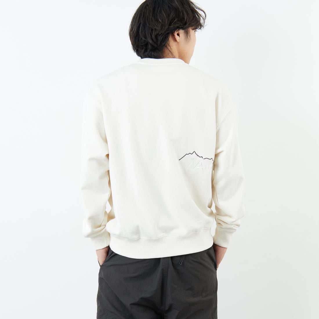 JEANSFACTORY × NANGA [ジーンズファクトリー × ナンガ] 別注 バック刺繍ロゴ クルーネックスウェット [NW2505-JF] WHITE &&モデル身長：179cm 着用サイズ：M&&
