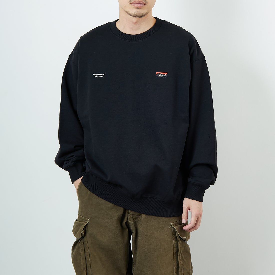 JEANSFACTORY × NANGA [ジーンズファクトリー × ナンガ] 別注 バック刺繍ロゴ クルーネックスウェット [NW2505-JF] BLACK &&モデル身長：168cm 着用サイズ：L&&