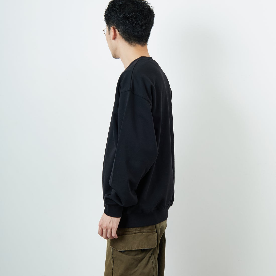 JEANSFACTORY × NANGA [ジーンズファクトリー × ナンガ] 別注 バック刺繍ロゴ クルーネックスウェット [NW2505-JF] BLACK &&モデル身長：168cm 着用サイズ：L&&