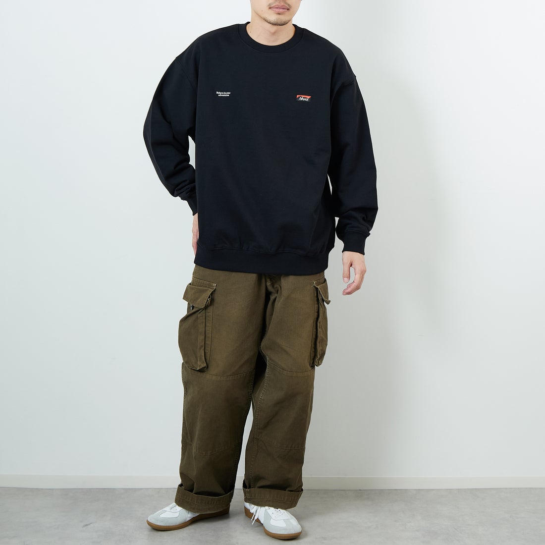 JEANSFACTORY × NANGA [ジーンズファクトリー × ナンガ] 別注 バック刺繍ロゴ クルーネックスウェット [NW2505-JF] BLACK &&モデル身長：168cm 着用サイズ：L&&