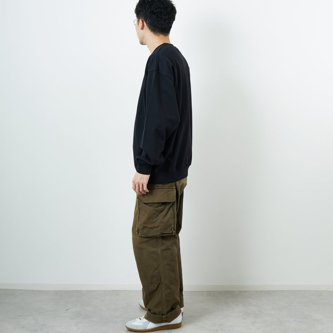 JEANSFACTORY × NANGA [ジーンズファクトリー × ナンガ] 別注 バック刺繍ロゴ クルーネックスウェット [NW2505-JF] BLACK &&モデル身長：168cm 着用サイズ：L&&