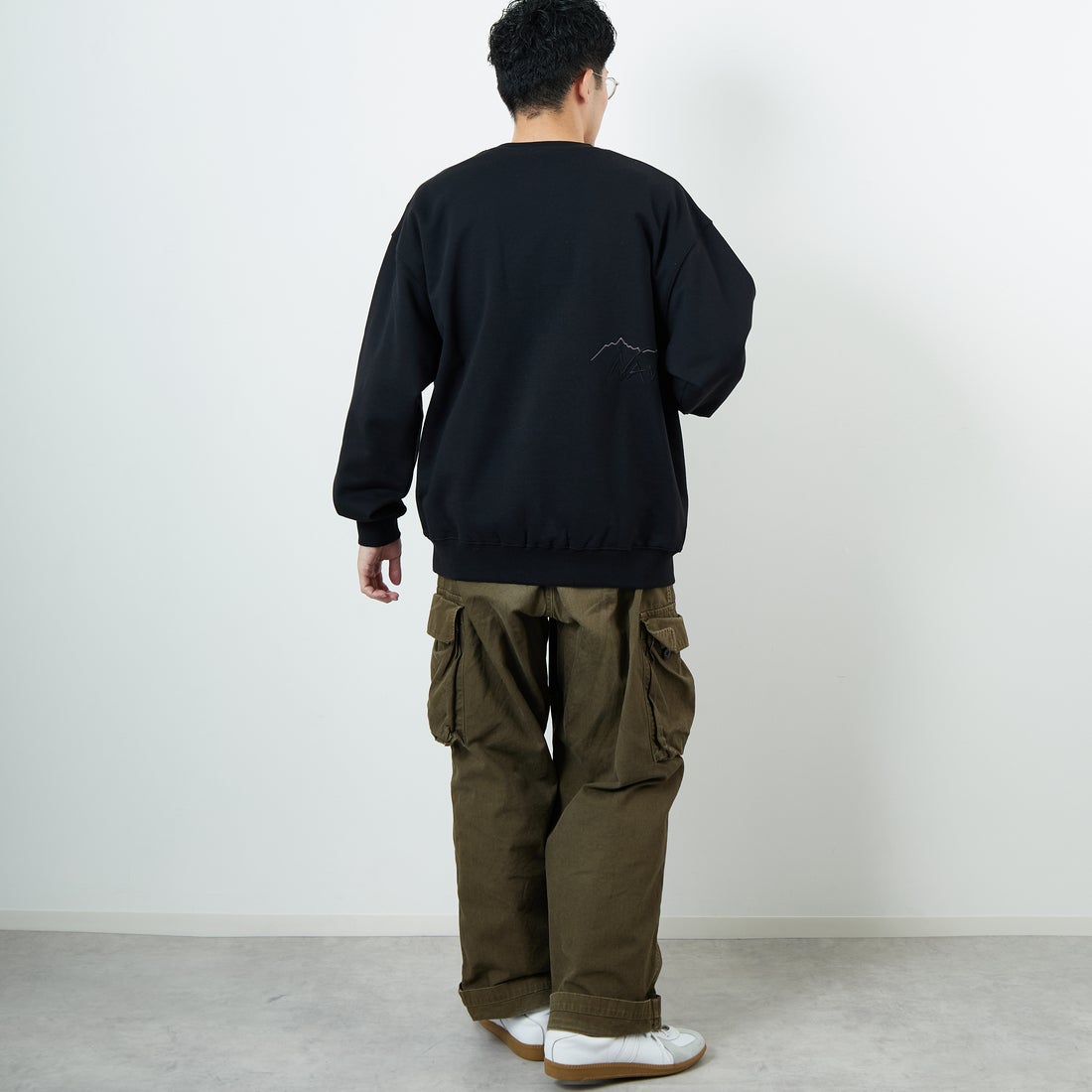 JEANSFACTORY × NANGA [ジーンズファクトリー × ナンガ] 別注 バック刺繍ロゴ クルーネックスウェット [NW2505-JF] BLACK &&モデル身長：168cm 着用サイズ：L&&