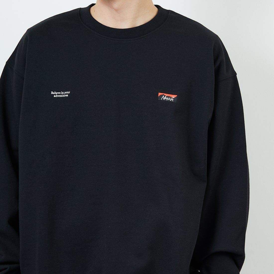 JEANSFACTORY × NANGA [ジーンズファクトリー × ナンガ] 別注 バック刺繍ロゴ クルーネックスウェット [NW2505-JF] BLACK &&モデル身長：168cm 着用サイズ：L&&