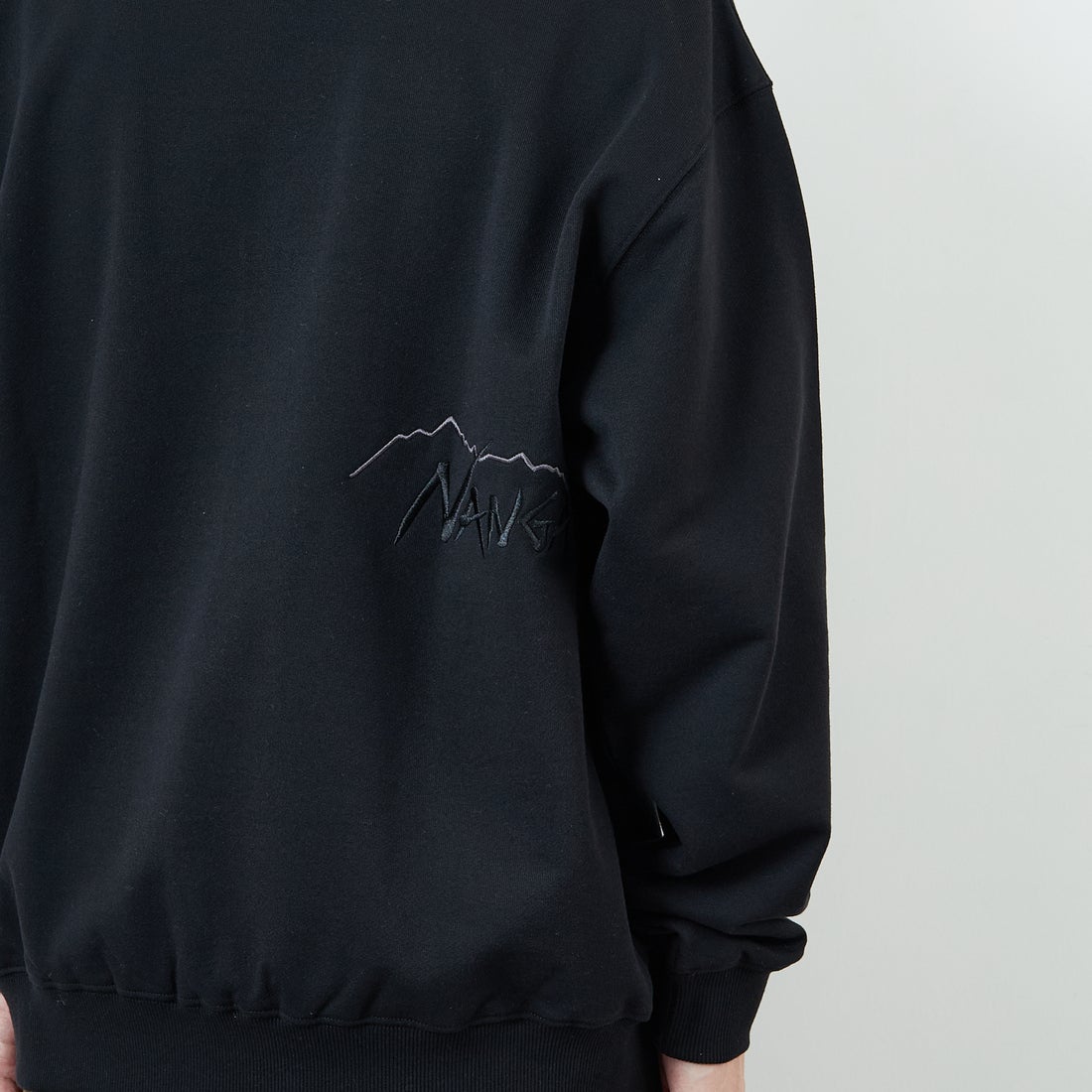 JEANSFACTORY × NANGA [ジーンズファクトリー × ナンガ] 別注 バック刺繍ロゴ クルーネックスウェット [NW2505-JF] BLACK &&モデル身長：168cm 着用サイズ：L&&