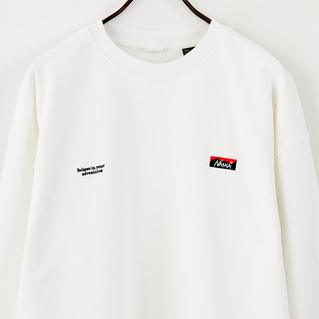 JEANSFACTORY × NANGA [ジーンズファクトリー × ナンガ] 別注 バック刺繍ロゴ クルーネックスウェット [NW2505-JF] WHITE