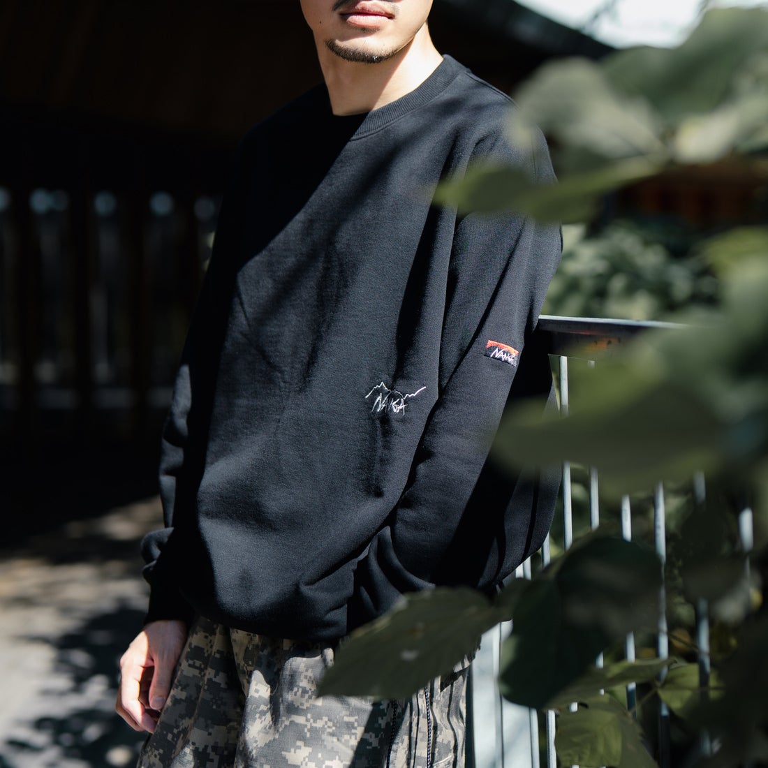 JEANSFACTORY × NANGA [ジーンズファクトリー × ナンガ] 別注 ワンポイント刺繍ロゴ ドローコードスウェット [NW2507-JF] BLACK &&モデル身長：168cm 着用サイズ：L&&