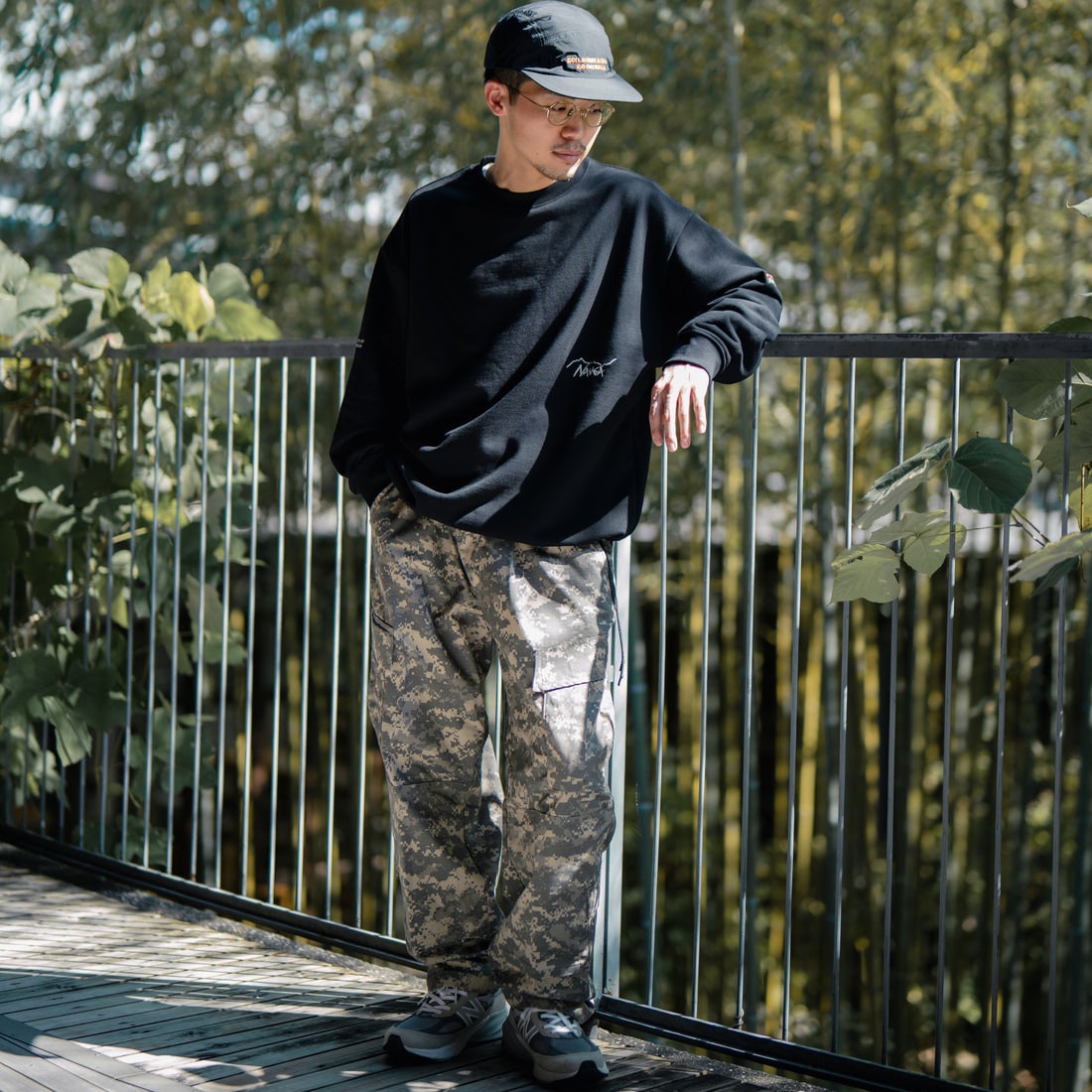 JEANSFACTORY × NANGA [ジーンズファクトリー × ナンガ] 別注 ワンポイント刺繍ロゴ ドローコードスウェット [NW2507-JF] BLACK &&モデル身長：168cm 着用サイズ：L&&