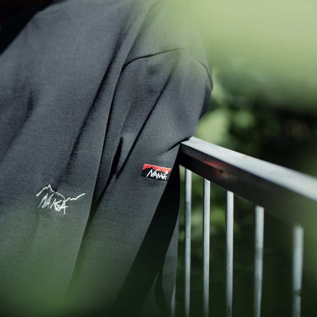 JEANSFACTORY × NANGA [ジーンズファクトリー × ナンガ] 別注 ワンポイント刺繍ロゴ ドローコードスウェット [NW2507-JF] BLACK &&モデル身長：168cm 着用サイズ：L&&