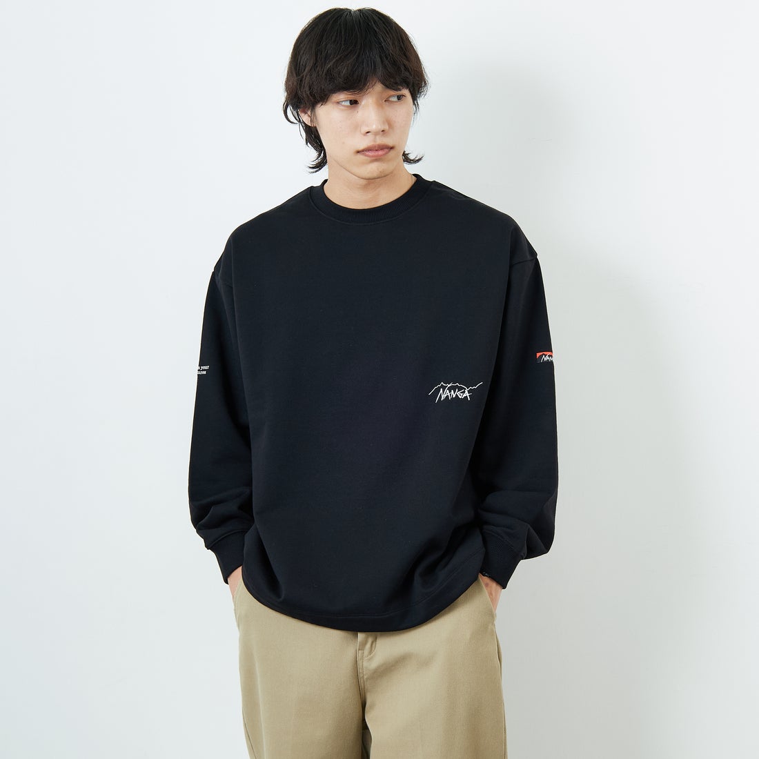 JEANSFACTORY × NANGA [ジーンズファクトリー × ナンガ] 別注 ワンポイント刺繍ロゴ ドローコードスウェット [NW2507-JF] BLACK &&モデル身長：179cm 着用サイズ：L&&