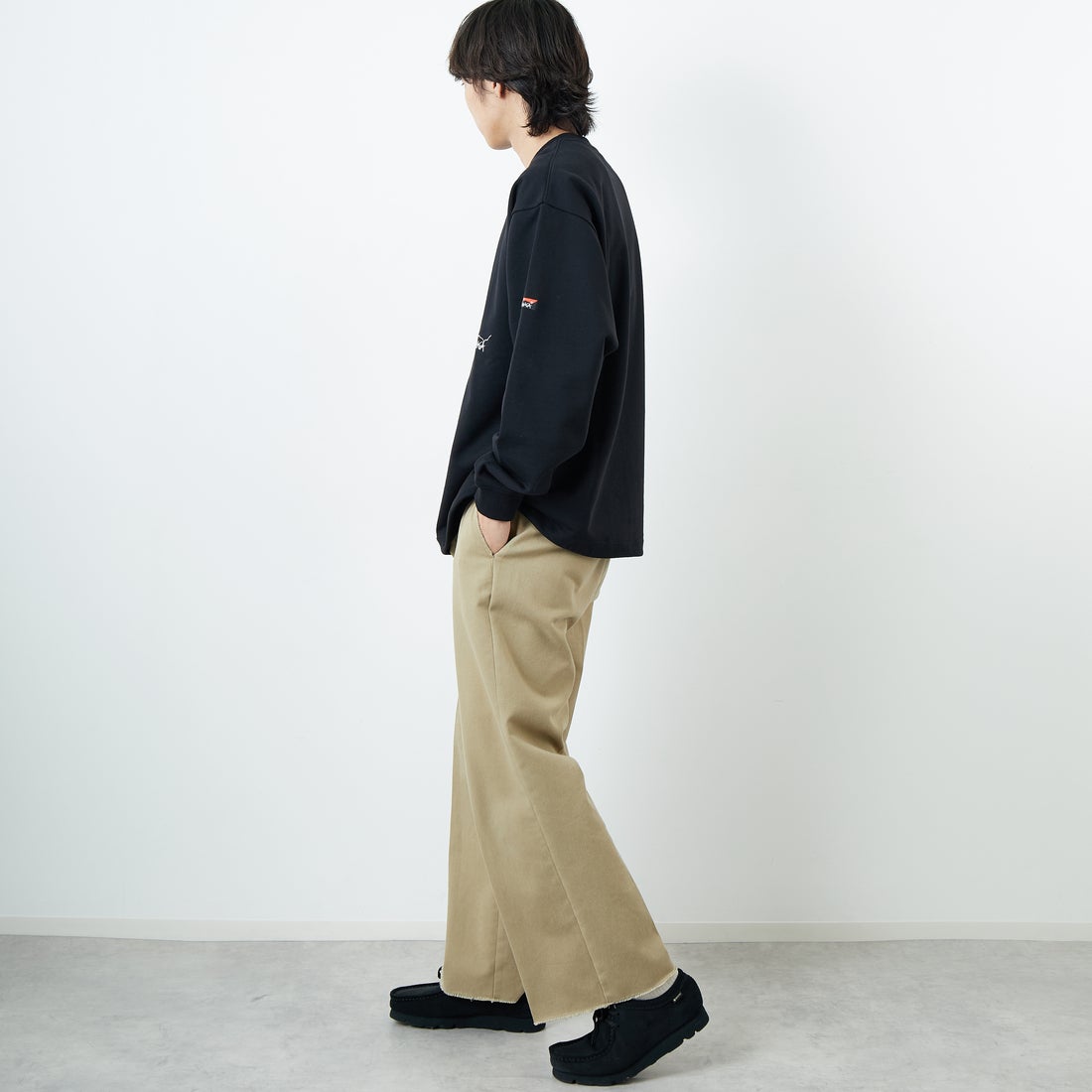 JEANSFACTORY × NANGA [ジーンズファクトリー × ナンガ] 別注 ワンポイント刺繍ロゴ ドローコードスウェット [NW2507-JF] BLACK &&モデル身長：179cm 着用サイズ：L&&