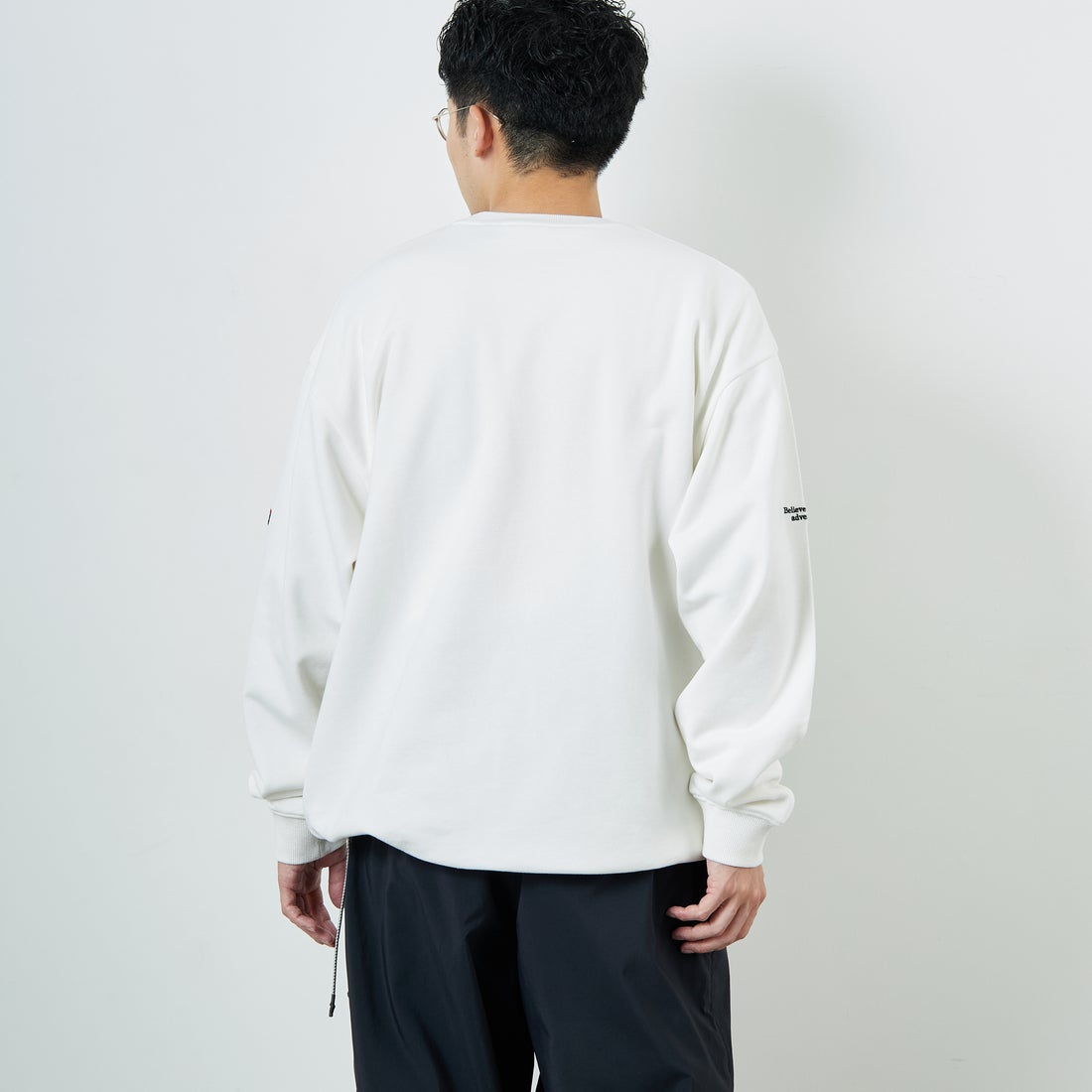 JEANSFACTORY × NANGA [ジーンズファクトリー × ナンガ] 別注 ワンポイント刺繍ロゴ ドローコードスウェット [NW2507-JF] WHITE &&モデル身長：168cm 着用サイズ：L&&