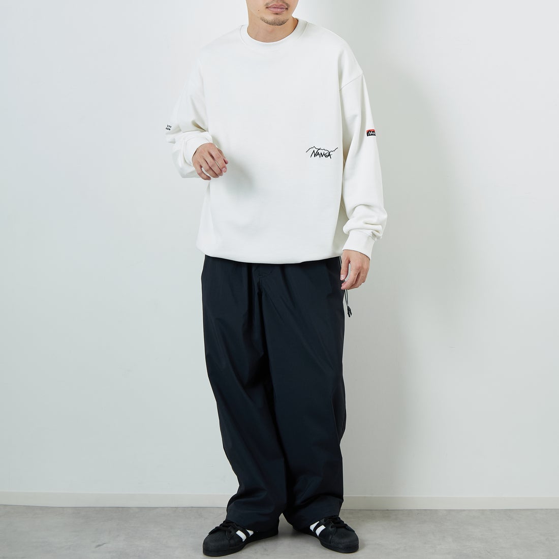 JEANSFACTORY × NANGA [ジーンズファクトリー × ナンガ] 別注 ワンポイント刺繍ロゴ ドローコードスウェット [NW2507-JF] WHITE &&モデル身長：168cm 着用サイズ：L&&