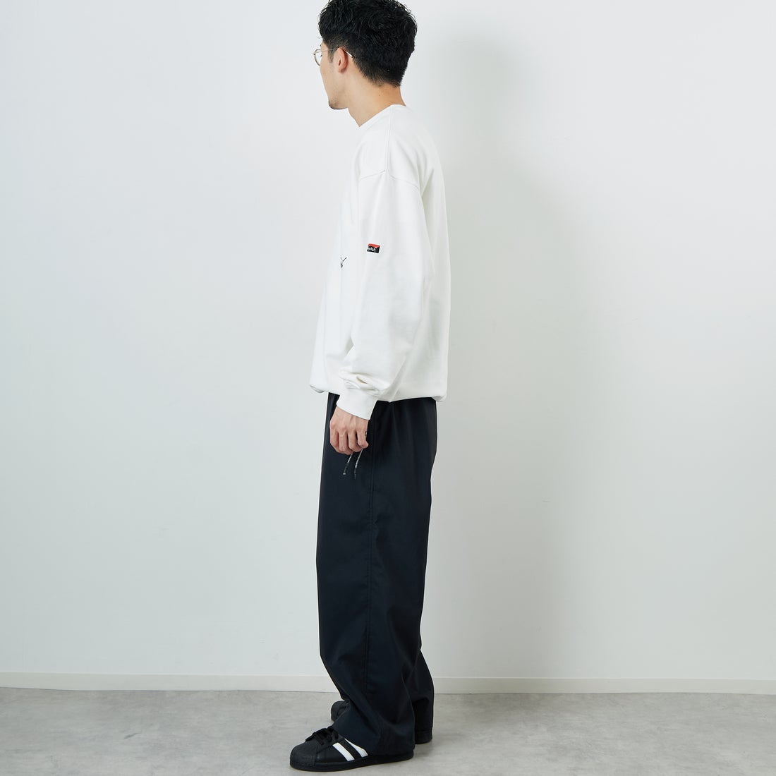 JEANSFACTORY × NANGA [ジーンズファクトリー × ナンガ] 別注 ワンポイント刺繍ロゴ ドローコードスウェット [NW2507-JF] WHITE &&モデル身長：168cm 着用サイズ：L&&