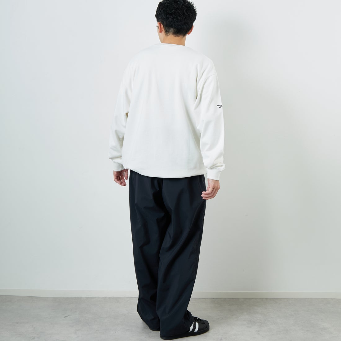 JEANSFACTORY × NANGA [ジーンズファクトリー × ナンガ] 別注 ワンポイント刺繍ロゴ ドローコードスウェット [NW2507-JF] WHITE &&モデル身長：168cm 着用サイズ：L&&
