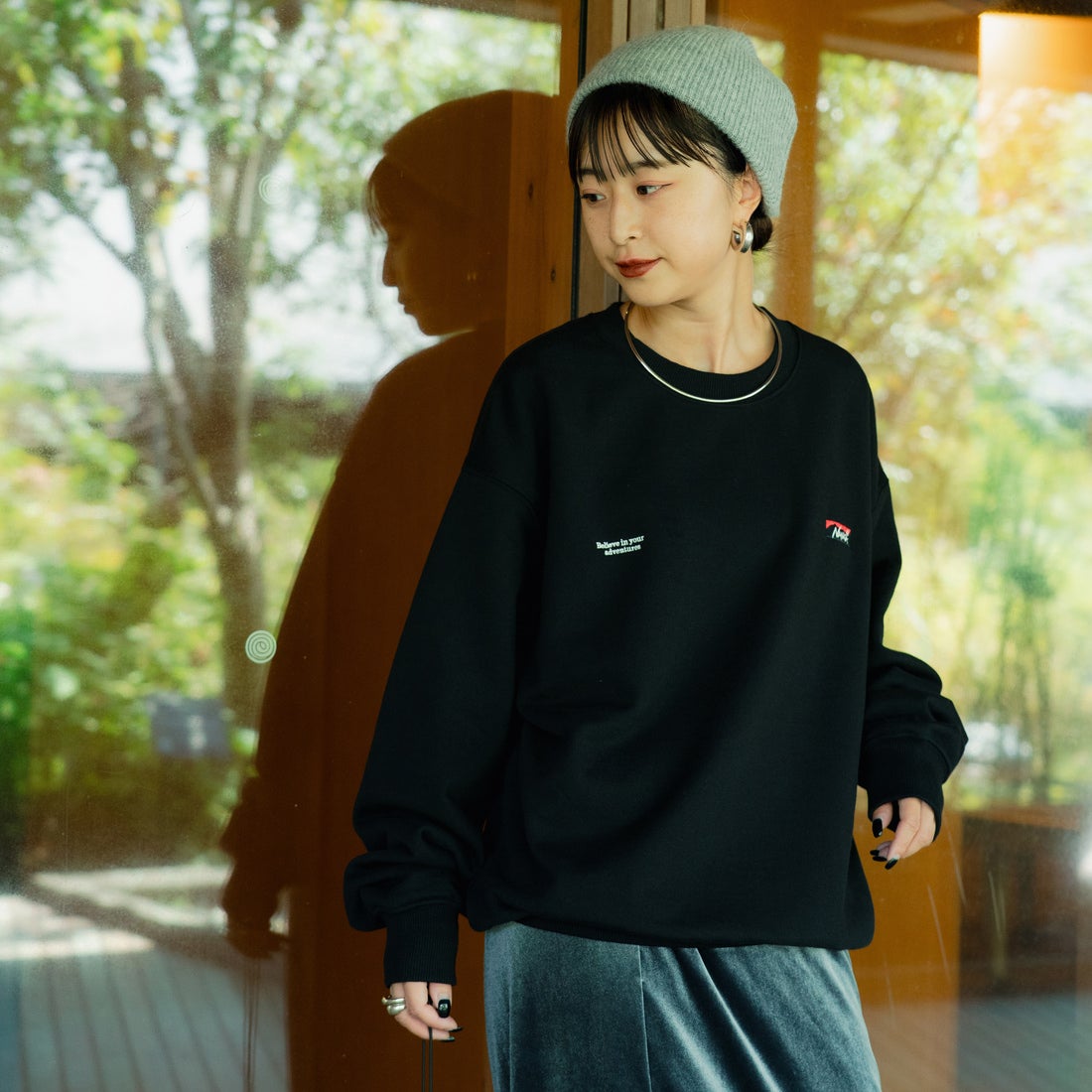 JEANSFACTORY × NANGA [ジーンズファクトリー × ナンガ] 別注 バック刺繍ロゴ クルーネックスウェット [NW2505-JF] BLACK &&モデル身長：150cm 着用サイズ：S&&