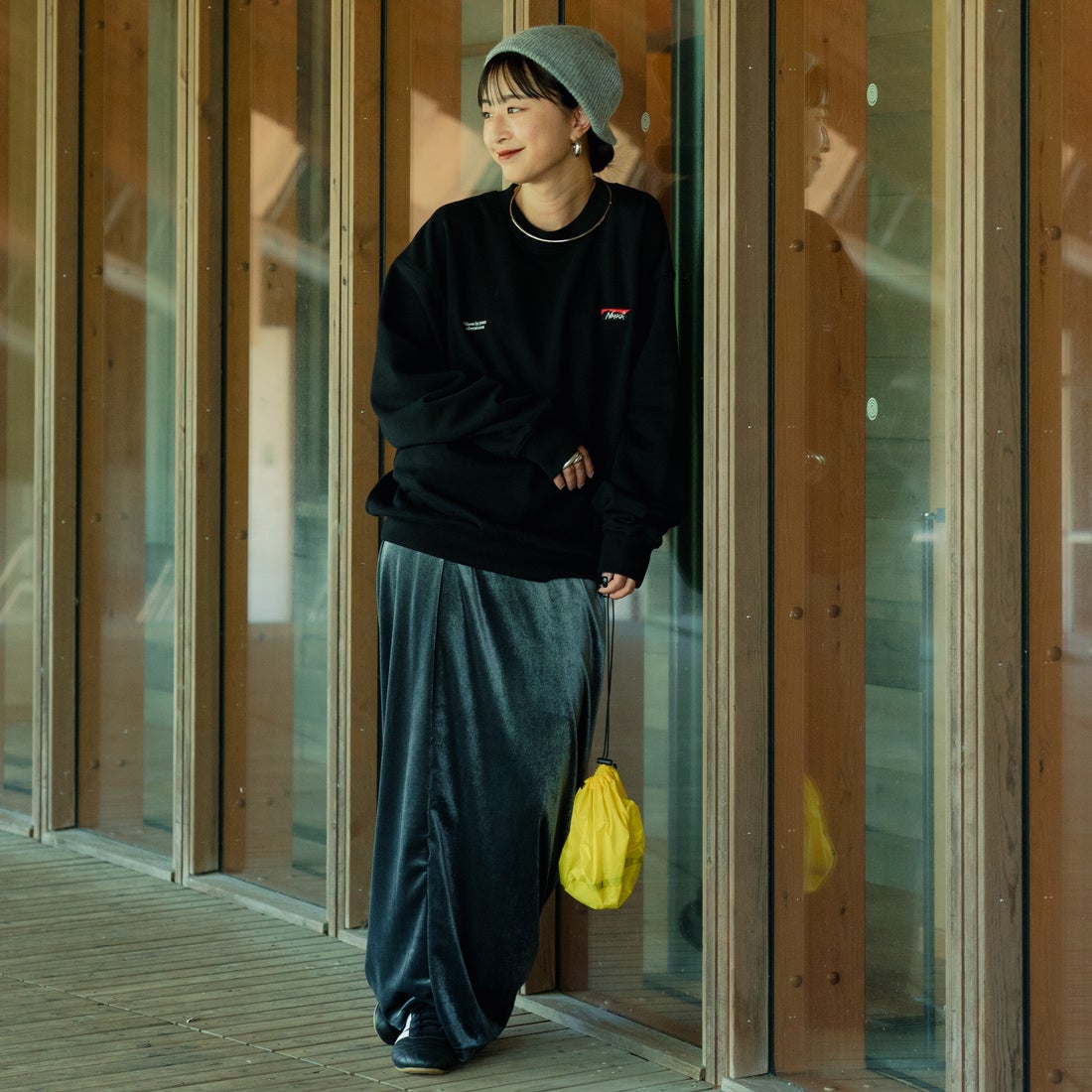 JEANSFACTORY × NANGA [ジーンズファクトリー × ナンガ] 別注 バック刺繍ロゴ クルーネックスウェット [NW2505-JF] BLACK &&モデル身長：150cm 着用サイズ：S&&