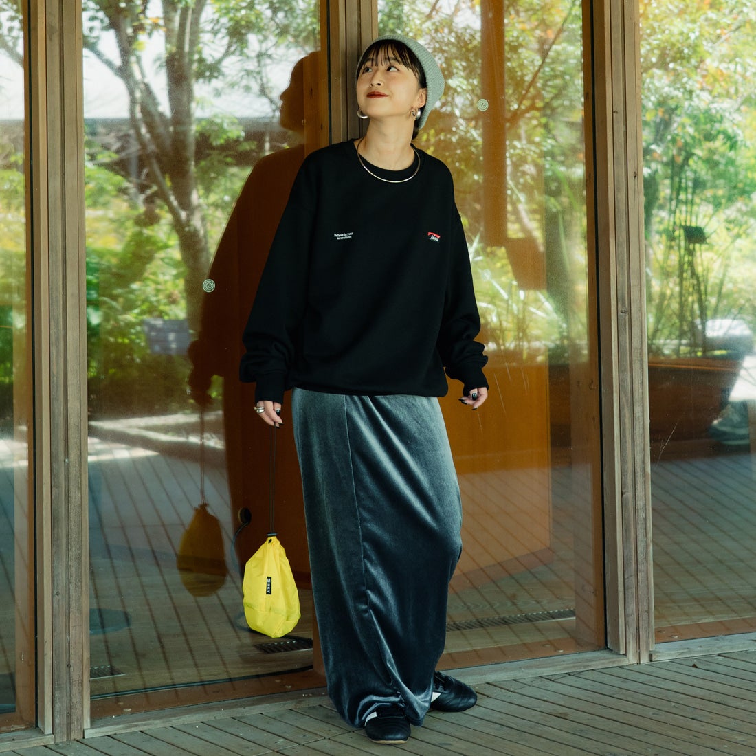 JEANSFACTORY × NANGA [ジーンズファクトリー × ナンガ] 別注 バック刺繍ロゴ クルーネックスウェット [NW2505-JF] BLACK &&モデル身長：150cm 着用サイズ：S&&